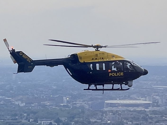 Lengthy high risk cross border 🚙 pursuit from @HertsPolice, into @MPSEnfield to #Bow and back again. Driver abandoned the vehicle and gave it legs. Units guided into the suspect and detained.