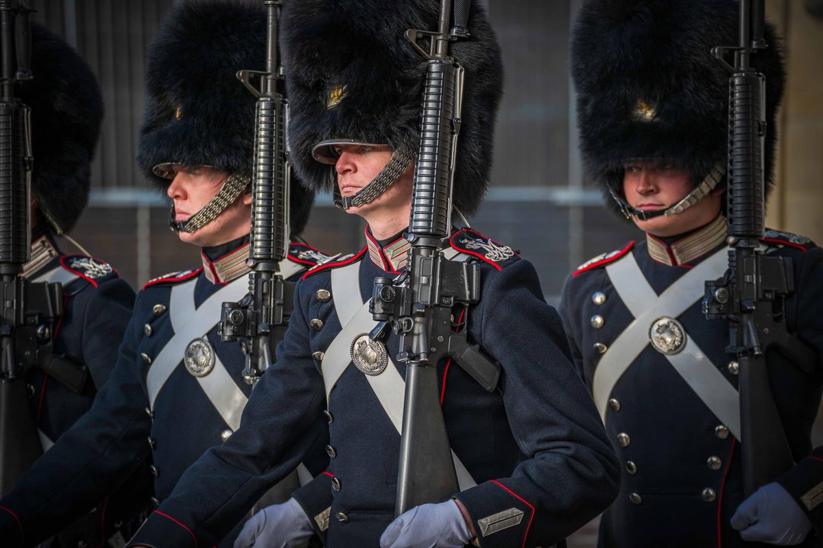 KeithMcInnes's tweet photo. Danish Royal Guards at changing of guard in Copenhagen, Denmark #copenhagen #denmark #scandinavia #europe #travel #travel2023 #nikon #kmp #nikonz8 #nikonaustralia #mynikonlife #autumn #scandi @nikonaustralia @copenhagen_danmark #changingoftheguards #royalguards #danishguards https://t.co/kMoAwByoc6