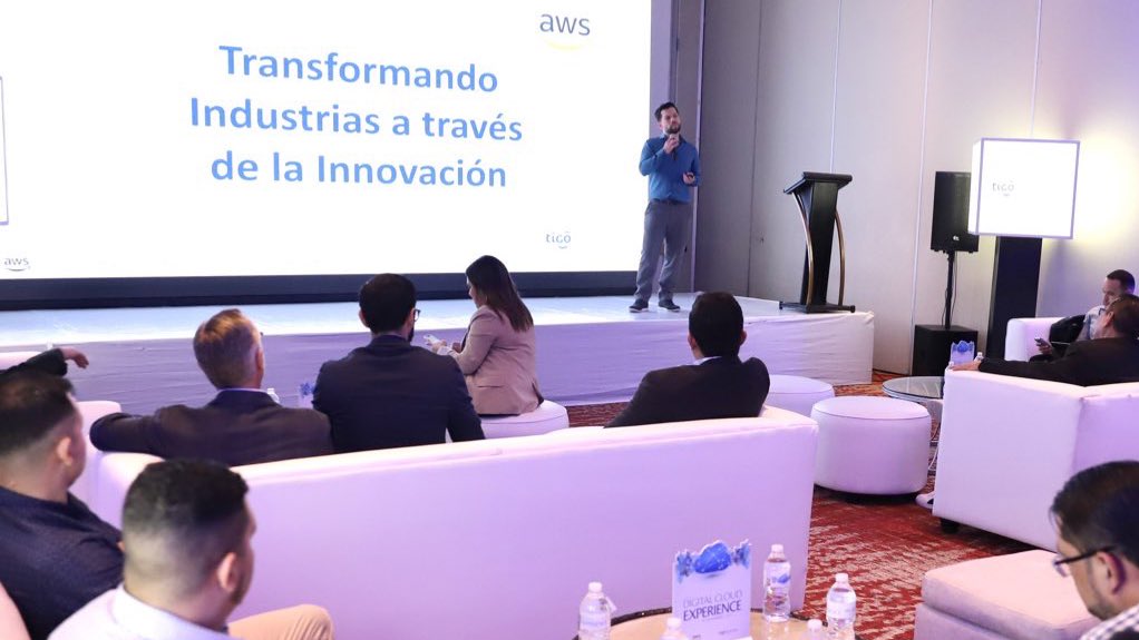 TigoHn's tweet photo. ✨ ¡Descubre el viaje a la innovación! 🚀 Ayer, #TigoBusiness abrazó el futuro tecnológico con #CloudExperience de #AWS. 🌐 Un encuentro que redefine el camino hacia el éxito empresarial, explorando las infinitas posibilidades de la nube. 💼✨ https://t.co/R1I58ff3eq