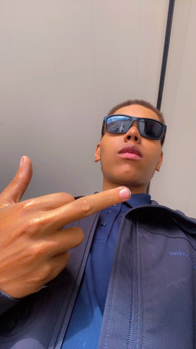 javisosober's tweet photo. At work rn off 15 blues yet I feel normal and look good to lol drugs do wonders ✨ #functioningaddict https://t.co/u42QwdQvsx