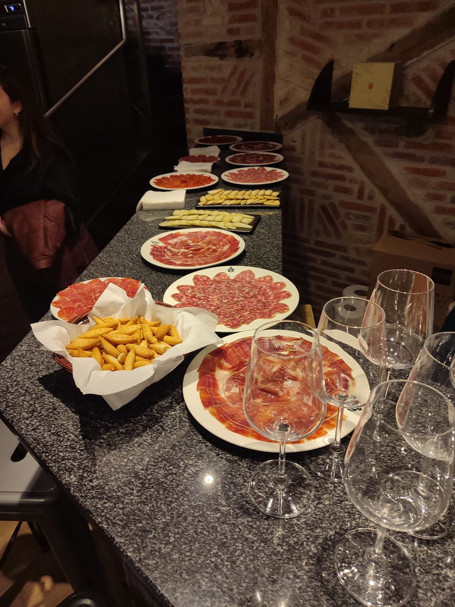 😋🥰¿Qué + se puede pedir? Nuestros #chicos y #chicas aprenden directamente en la #empresa <a href="/viandas_es/">Viandas</a> y concluyen la visita con una maravillosa #degustacion de los productos +🔝de #España 🇪🇸 y del 🌍 entero. Gracias a #RubenValiente y a #MarioGonzalez por esta increíble mañana👏🏻