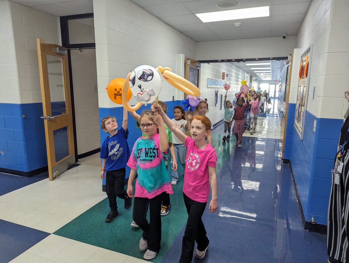 Newark_Schools's tweet photo. Hillview Elementary's second grade "Macy's Thanksgiving Day Parade" at the end of their STEM day today. https://t.co/6gBtxx2Yne