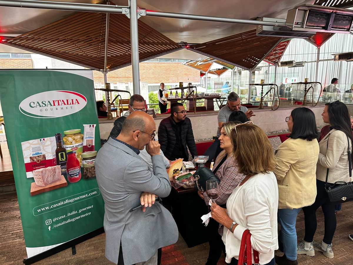 ITABogota's tweet photo. #SCIM2023  - A la mesa
con la cocina italiana: bienestar con gusto”. El evento se ha llevado a cabo el día 15 de noviembre en JW Marriott, #Bogota
#8empresas importadoras de productos alimenticios y
vinos italianos participantes que tuvieron encuentros con representantes #horeca https://t.co/DyTB5BtqxE