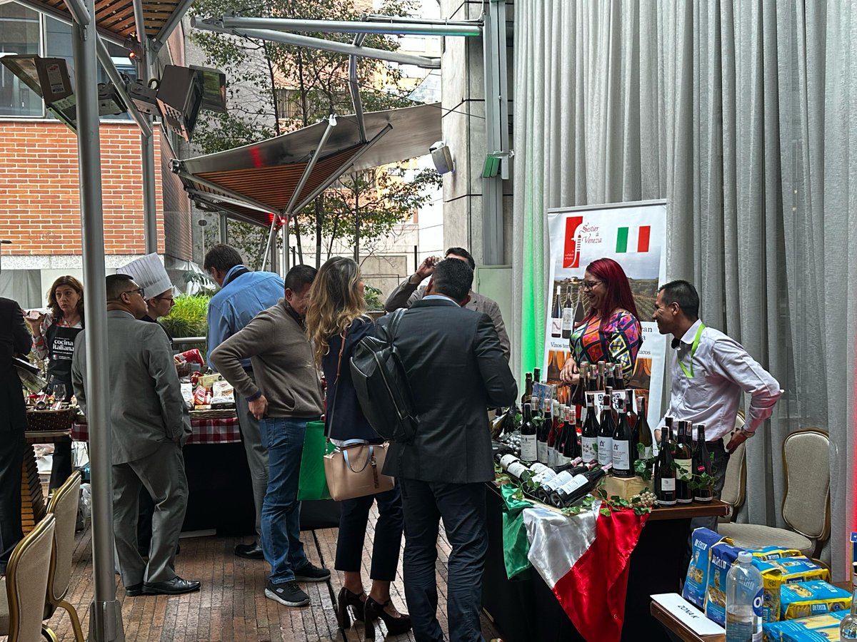ITABogota's tweet photo. #SCIM2023  - A la mesa
con la cocina italiana: bienestar con gusto”. El evento se ha llevado a cabo el día 15 de noviembre en JW Marriott, #Bogota
#8empresas importadoras de productos alimenticios y
vinos italianos participantes que tuvieron encuentros con representantes #horeca https://t.co/DyTB5BtqxE