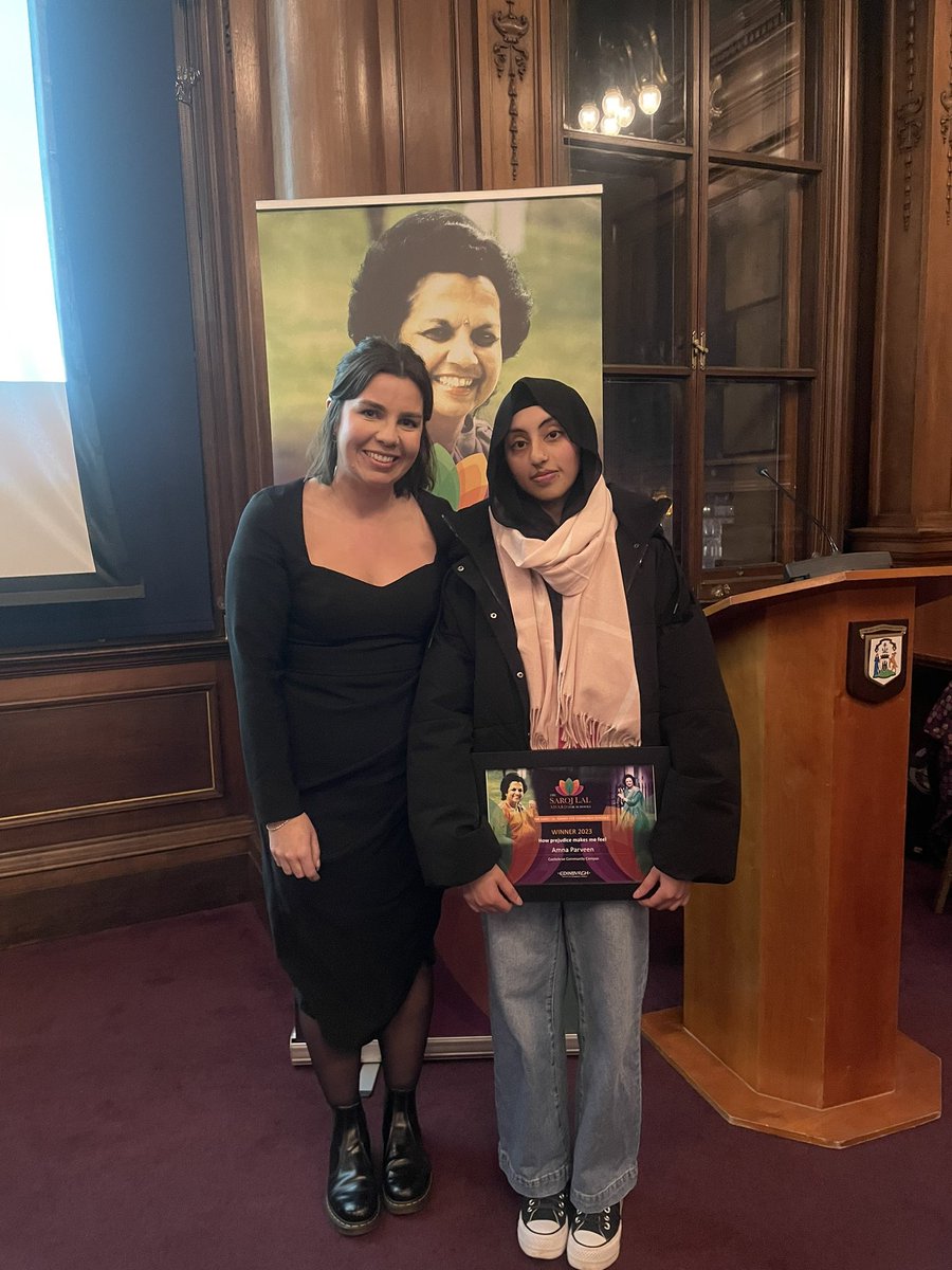 MissWalkerlangs's tweet photo. HUGE achievement tonight seeing Amna winning the #SarojLalAward in her category “How Prejudice Makes Me Feel”. 👏🏻⭐️ Amna wrote a very moving essay as part of our AH course in Spanish and was recognised for her resilience and pride of her identity @Castlebrae_CC https://t.co/XdtvgggLGF