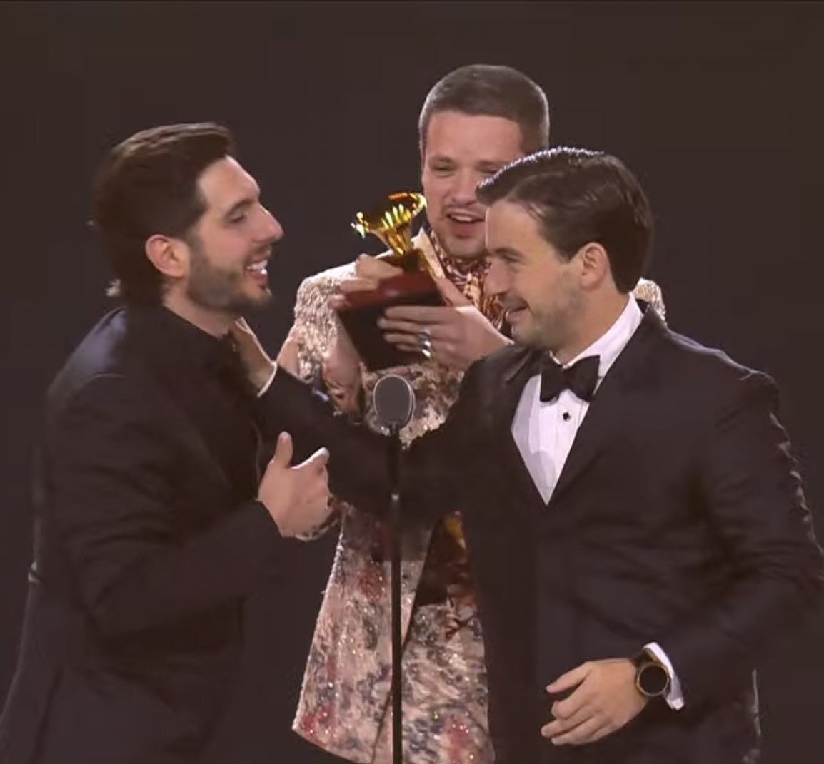 LassitoLovers's tweet photo. OFICIALMENTE EL PRIMER GRAMMY DE LASSO ❤️ #LatinGRAMMY #LassoLatinGrammys https://t.co/KIOYbb6df7