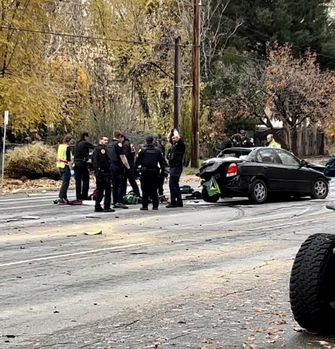 SLCScanner's tweet photo. #BREAKING_NEWS #SLC 380 E 600 S. #SLPD attempted to stop a #StolenVehicle and it fled. The officer did not pursue. It ended up crashing into an innocent motorist then a tree. Driver fled on foot. The #DPSHelicopter is assisting ground units. 1 person is critically injured/Delta. 📸: Sam P.
