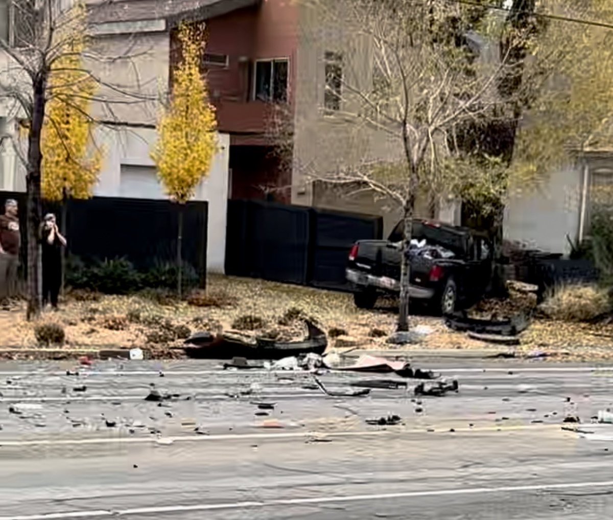 SLCScanner's tweet photo. #BREAKING_NEWS #SLC 380 E 600 S. #SLPD attempted to stop a #StolenVehicle and it fled. The officer did not pursue. It ended up crashing into an innocent motorist then a tree. Driver fled on foot. The #DPSHelicopter is assisting ground units. 1 person is critically injured/Delta. 📸: Sam P.