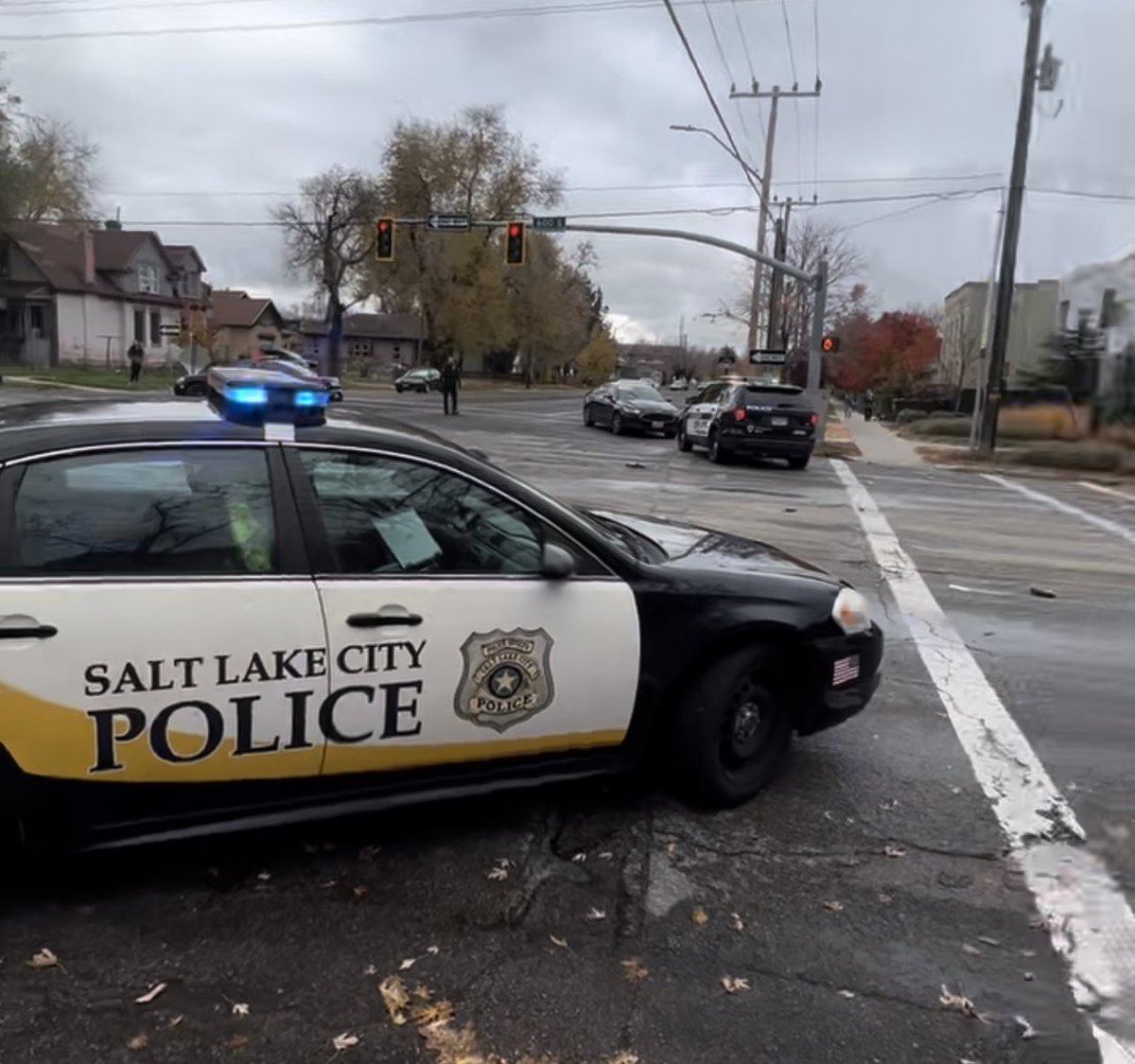 SLCScanner's tweet photo. #BREAKING_NEWS #SLC 380 E 600 S. #SLPD attempted to stop a #StolenVehicle and it fled. The officer did not pursue. It ended up crashing into an innocent motorist then a tree. Driver fled on foot. The #DPSHelicopter is assisting ground units. 1 person is critically injured/Delta. 📸: Sam P.