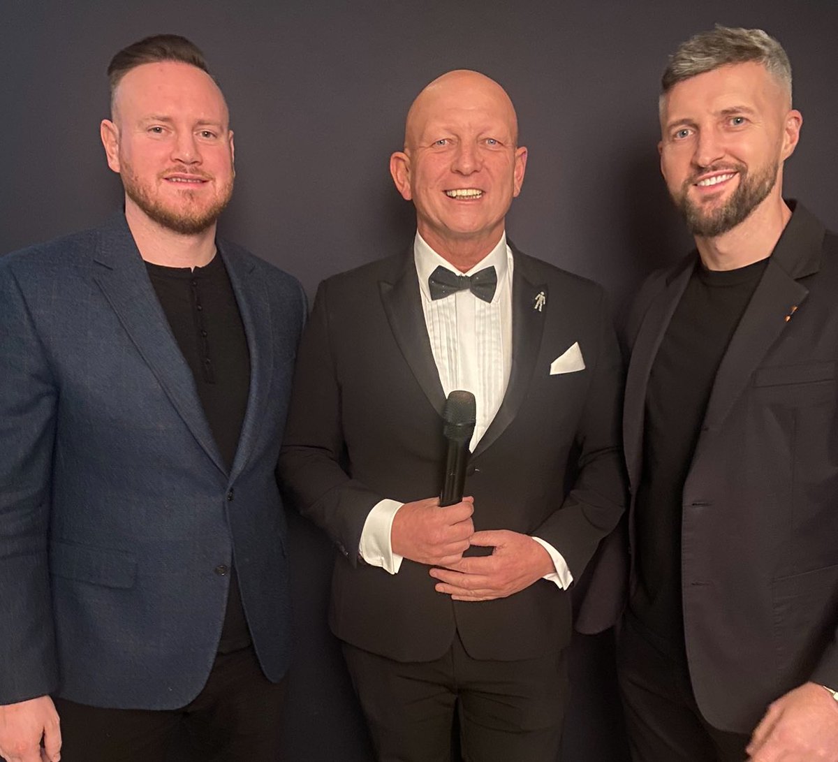 PaulBoothMC's tweet photo. How often do you goto work, look who you’re working with and just think to yourself
.
…… WOW 🥊🎤🥊🎤

#frochgroves #boxingmc #ringannouncer https://t.co/r5YA3ZojbE