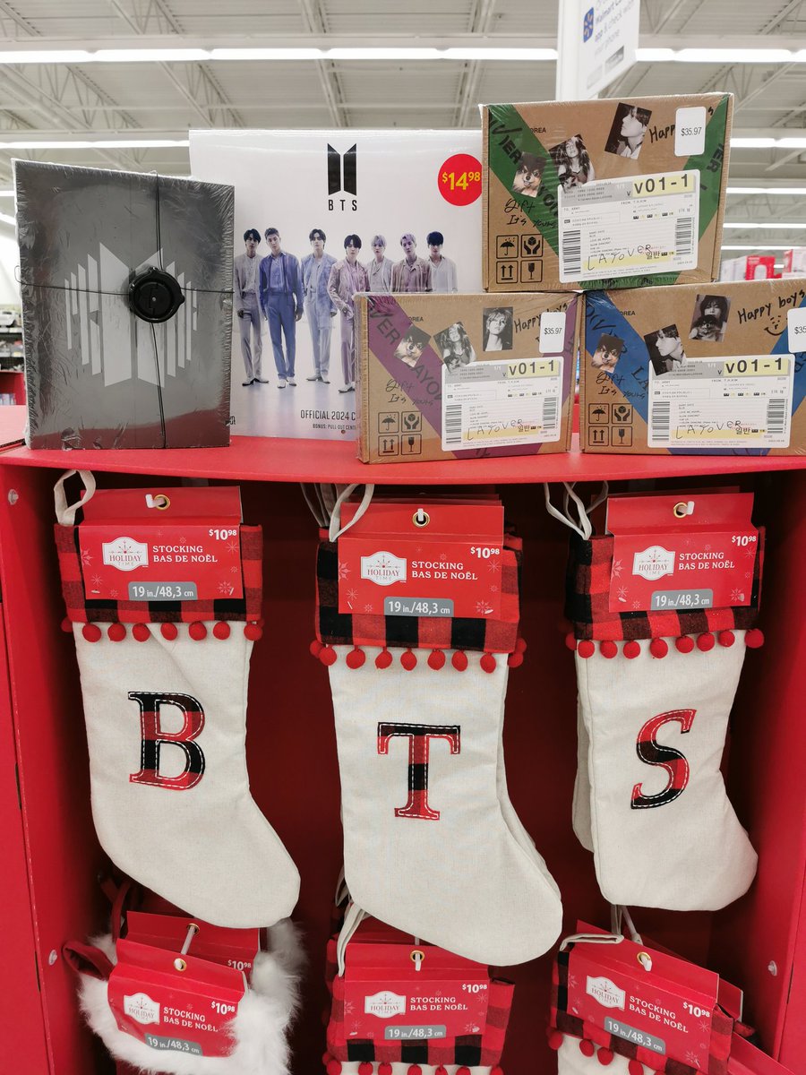 Kathieleen's tweet photo. You knew I had to!😉
#BTSChristmas @BTS_twt https://t.co/p0LwxC3p5j