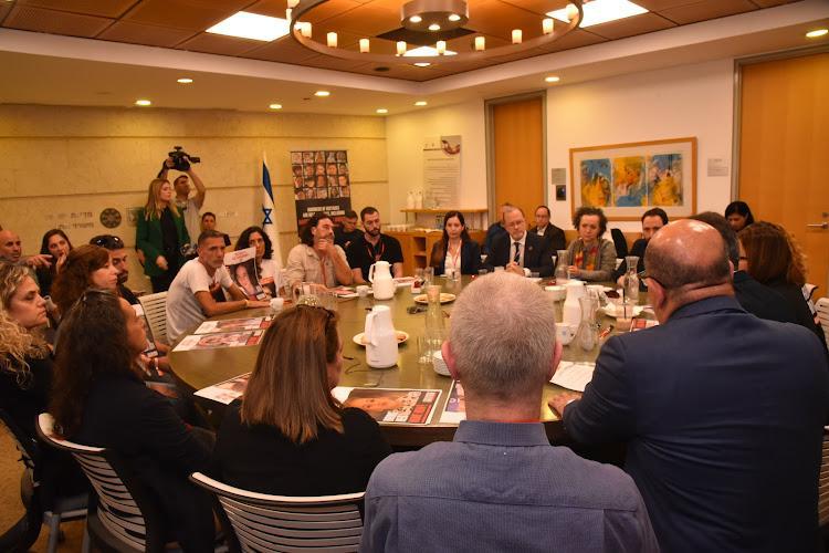 UNICEF's tweet photo. "I met with families of Israeli children held hostage in Gaza.

They shared their anguish &amp; fear that grows deeper by the minute, hour and day.

I said that UNICEF will continue to do everything in our power to bring these children home where they belong."

@TedChaiban https://t.co/8yty59y2pB