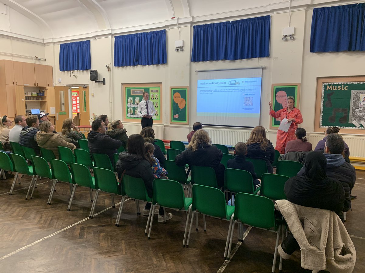 agjsschool's tweet photo. Lots of useful information shared at our Online Safety meeting this evening #agjscomputing https://t.co/gzbDckJT7U