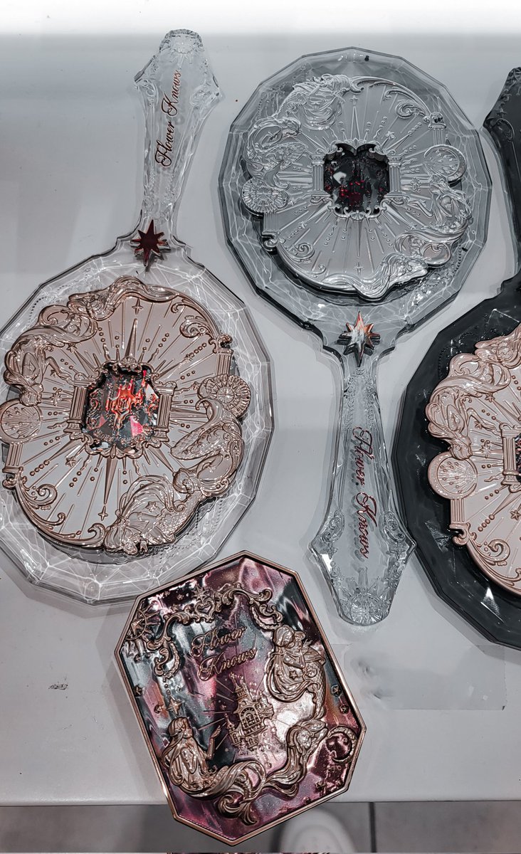 ca_movely's tweet photo. Lost in the enchanting world of Flower Knows' new collection Moonlight Mermaid and their mesmerizing hand mirrors. 🌙✨ 

Each piece is a masterpiece, reflecting elegance and magic. 
 #FlowerKnows #MoonlightMermaid https://t.co/N3DH4ghvo6