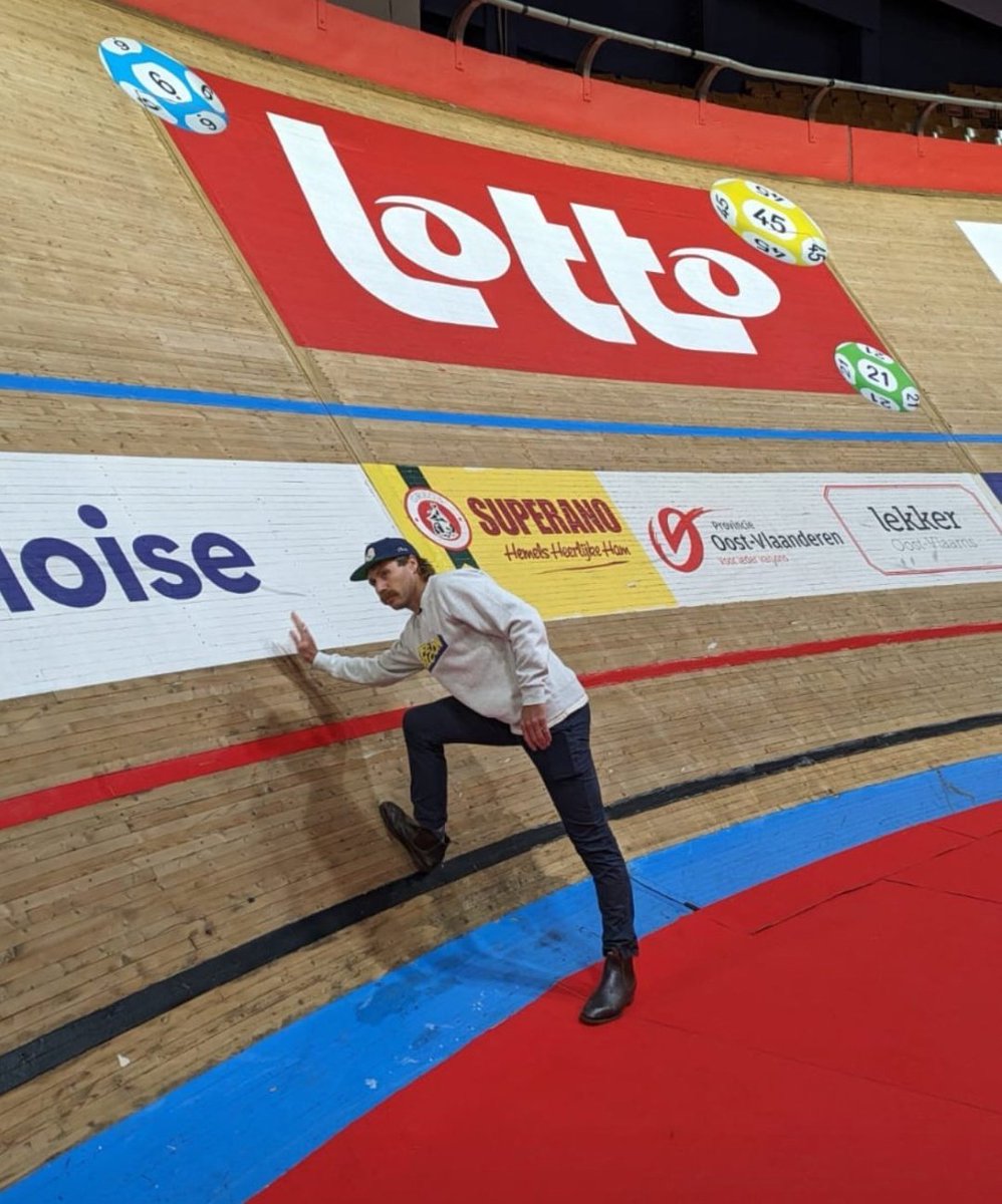 chiodi17's tweet photo. Para los que piensan que un velodromo es llano....🙈 https://t.co/CwU3RZfkru