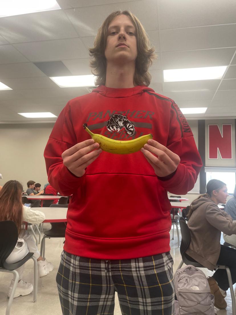 Baldski69's tweet photo. @KSI Nah but i got a banana https://t.co/MOxUczIH9U