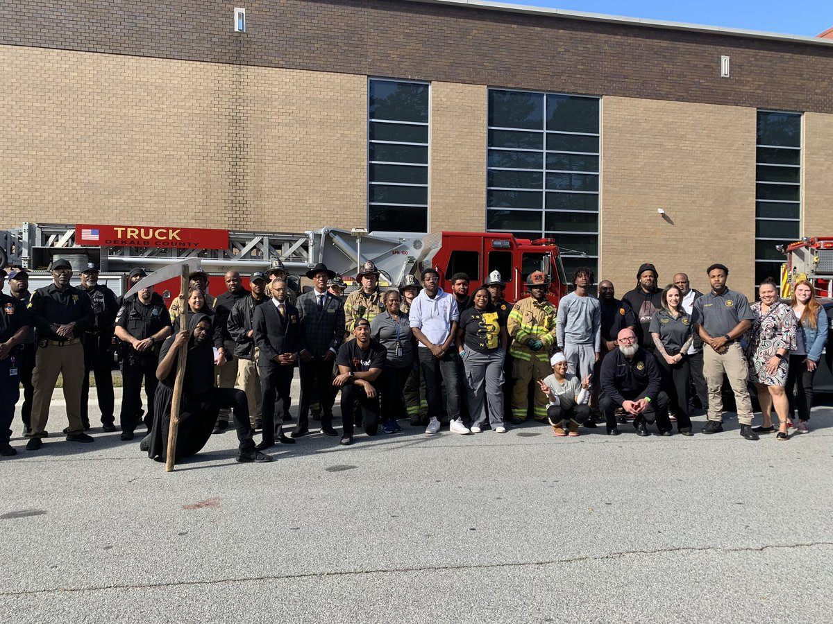 Scholars participated in the Shattered Dreams demonstration. Shattered Dreams aims to educate teens about the dangers of driving while impaired or distracted. This program involved a simulated mock motor vehicle crash on the school's campus and other educational activities.