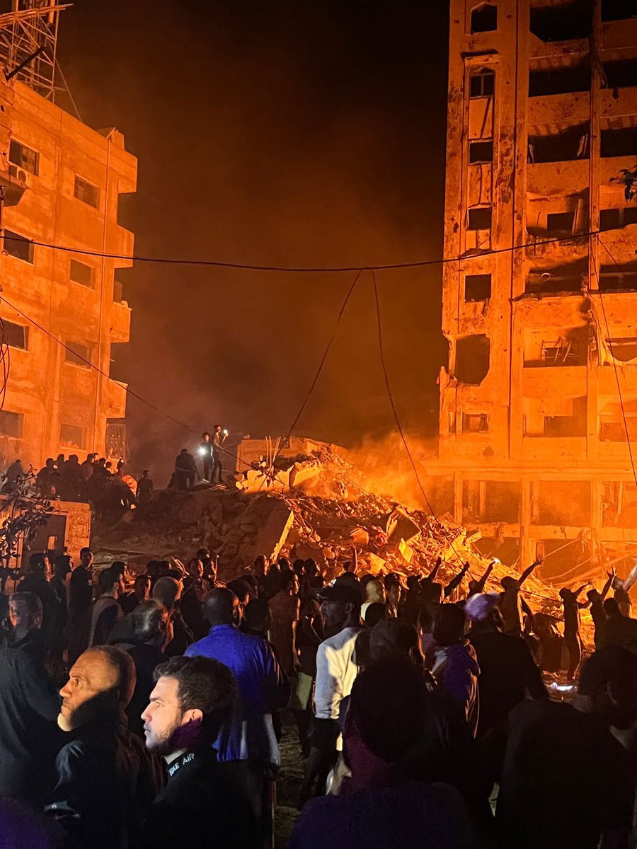 WorldUpdates0's tweet photo. مجزرة جديدة يرتكبها الاحتلال في مخيم النصيرات وسط قطاع غزة باستهداف منزل فيه أكثر من 40 نازح https://t.co/pmtpcebDmA