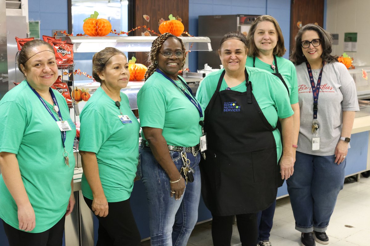 SBISDSNS's tweet image. GRATEFUL HEARTS ❤️AND FULL PLATES 🍽- that's how we celebrate Thanksgiving! 🦃🍁🍂

@ThornwoodSBISD @TerraceElem

#feedinginspiration🔵🟡🟢 #feastmodeon #thanksgiving #feast #schoollunch #turkeyday