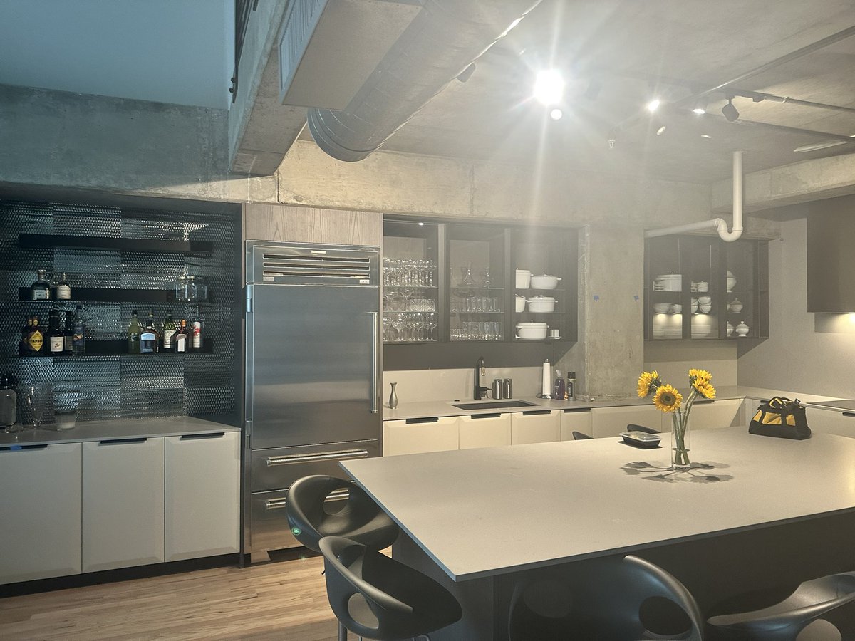 sleepsum_T's tweet photo. Remodel on a downtown condo going good💰💰💰 https://t.co/iOfftVPT2E
