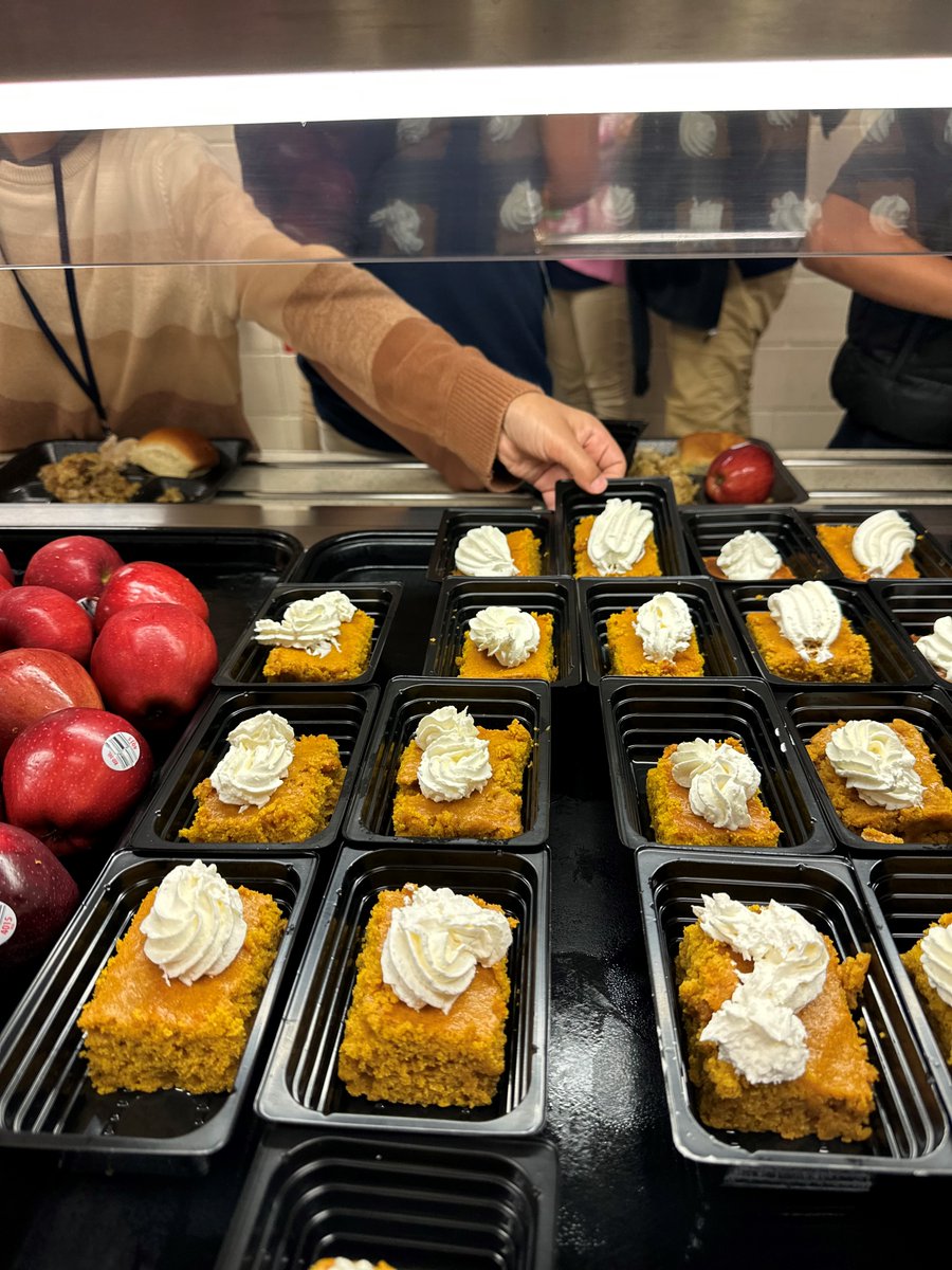 SBISDSNS's tweet image. GRATEFUL HEARTS ❤️AND FULL PLATES 🍽- that's how we celebrate Thanksgiving! 🦃🍁🍂

@ThornwoodSBISD @TerraceElem

#feedinginspiration🔵🟡🟢 #feastmodeon #thanksgiving #feast #schoollunch #turkeyday