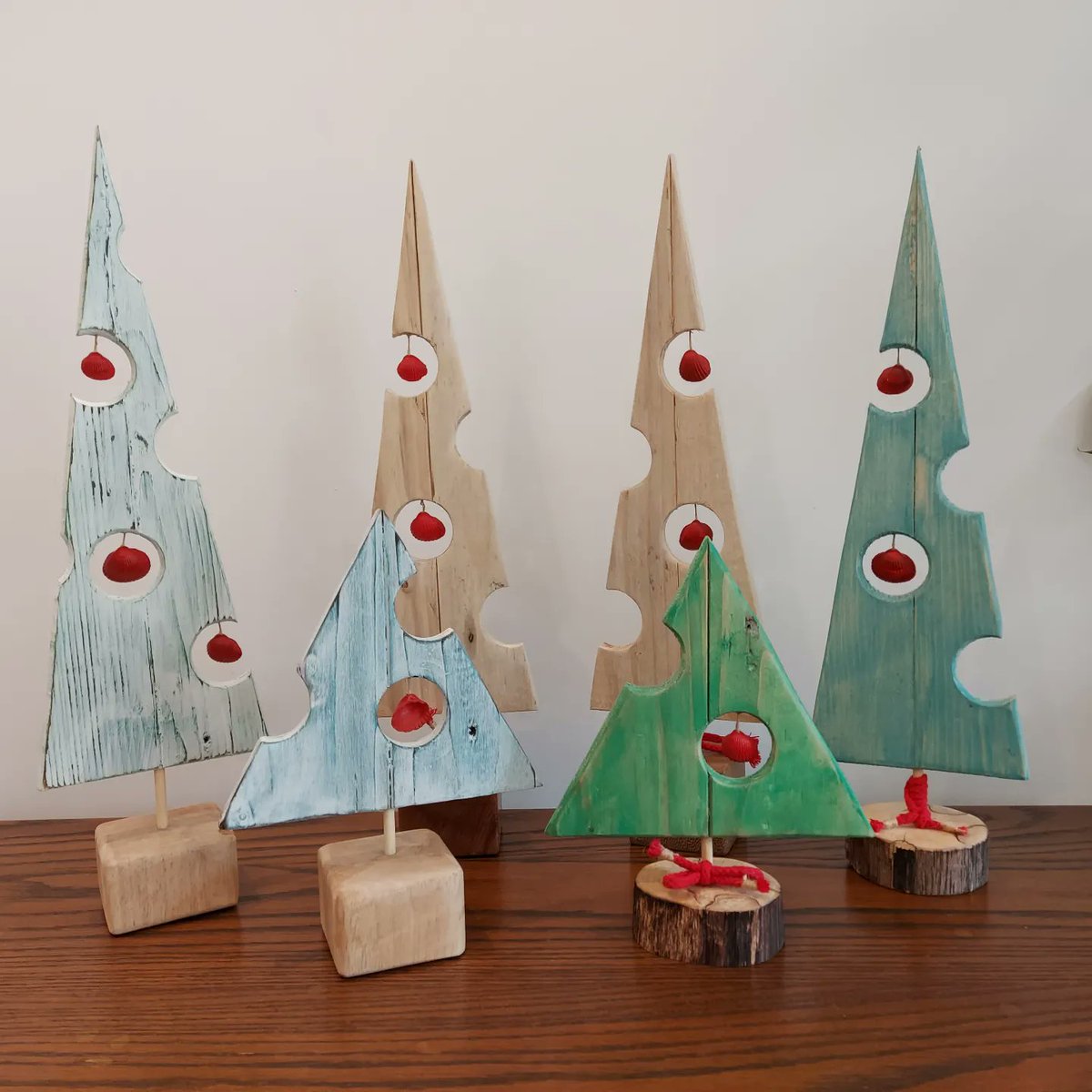Recycled Wood christmas trees, red shell decorations and all vegan paints and finished - an eco Xmas tree 🎄
#christmasdecor #christmastree #christmas #handmade #HandmadeInUK #recycled #veganfriendly #smallbusinessuk #EtsySeller #etsyhandmade #crafts
