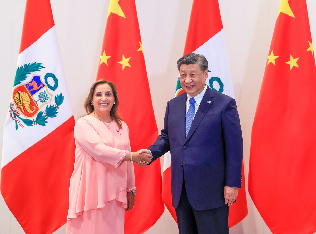 presidenciaperu's tweet photo. ✅ La presidenta Dina Boluarte sostuvo una importante reunión bilateral con el presidente de China, Xi Jinping, a quien invitó a realizar una visita oficial al Perú en el marco de la Cumbre de Líderes de APEC Perú 2024 que se desarrollará en noviembre del próximo año.

✅ La mandataria peruana destacó que, precisamente, para noviembre de 2024 está prevista la inauguración de la primera etapa del megapuerto de Chancay, una inversión peruano-china que ambos países esperan brinde un significativo impulso al libre comercio y a nuevas inversiones chinas.

✅ En la reunión, se expresó la voluntad mutua para continuar fortaleciendo las relaciones y la solidaridad bilateral, así como la cooperación económica y la exploración de oportunidades de proyectos en ámbitos como salud, economía digital, comercio, energía, minería, turismo y cultura.

✅ Los líderes dialogaron sobre la iniciativa china “La Franja y la Ruta” de construcción de infraestructura para el comercio internacional y que el presidente Xi Jinping desea que sea de alta calidad y verde, algo en que Boluarte mostró interés en que Perú participe.

#APEC2023. 🇵🇪🤝🇨🇳