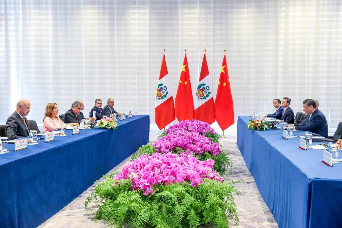 presidenciaperu's tweet photo. ✅ La presidenta Dina Boluarte sostuvo una importante reunión bilateral con el presidente de China, Xi Jinping, a quien invitó a realizar una visita oficial al Perú en el marco de la Cumbre de Líderes de APEC Perú 2024 que se desarrollará en noviembre del próximo año.

✅ La mandataria peruana destacó que, precisamente, para noviembre de 2024 está prevista la inauguración de la primera etapa del megapuerto de Chancay, una inversión peruano-china que ambos países esperan brinde un significativo impulso al libre comercio y a nuevas inversiones chinas.

✅ En la reunión, se expresó la voluntad mutua para continuar fortaleciendo las relaciones y la solidaridad bilateral, así como la cooperación económica y la exploración de oportunidades de proyectos en ámbitos como salud, economía digital, comercio, energía, minería, turismo y cultura.

✅ Los líderes dialogaron sobre la iniciativa china “La Franja y la Ruta” de construcción de infraestructura para el comercio internacional y que el presidente Xi Jinping desea que sea de alta calidad y verde, algo en que Boluarte mostró interés en que Perú participe.

#APEC2023. 🇵🇪🤝🇨🇳