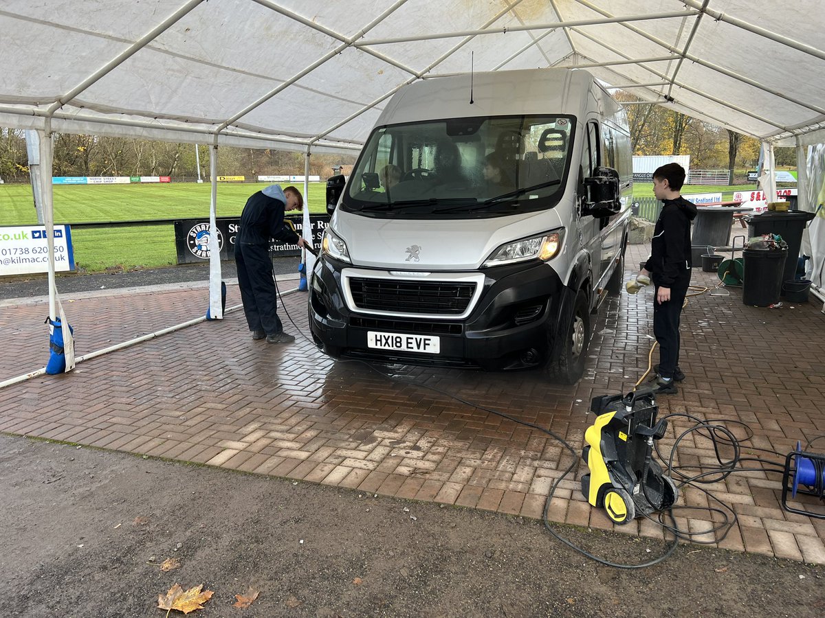 FATech_Ed's tweet photo. #DYWthursdays Some top detailing on the @Foracad minibus today with grime and sludge removed from mechanism tracks and lubricated for smooth operation #NewBoilerSuitDay #MechanicalMaintenance #FORfutures #YoungPersonsGuarantee https://t.co/46B77uRWQM