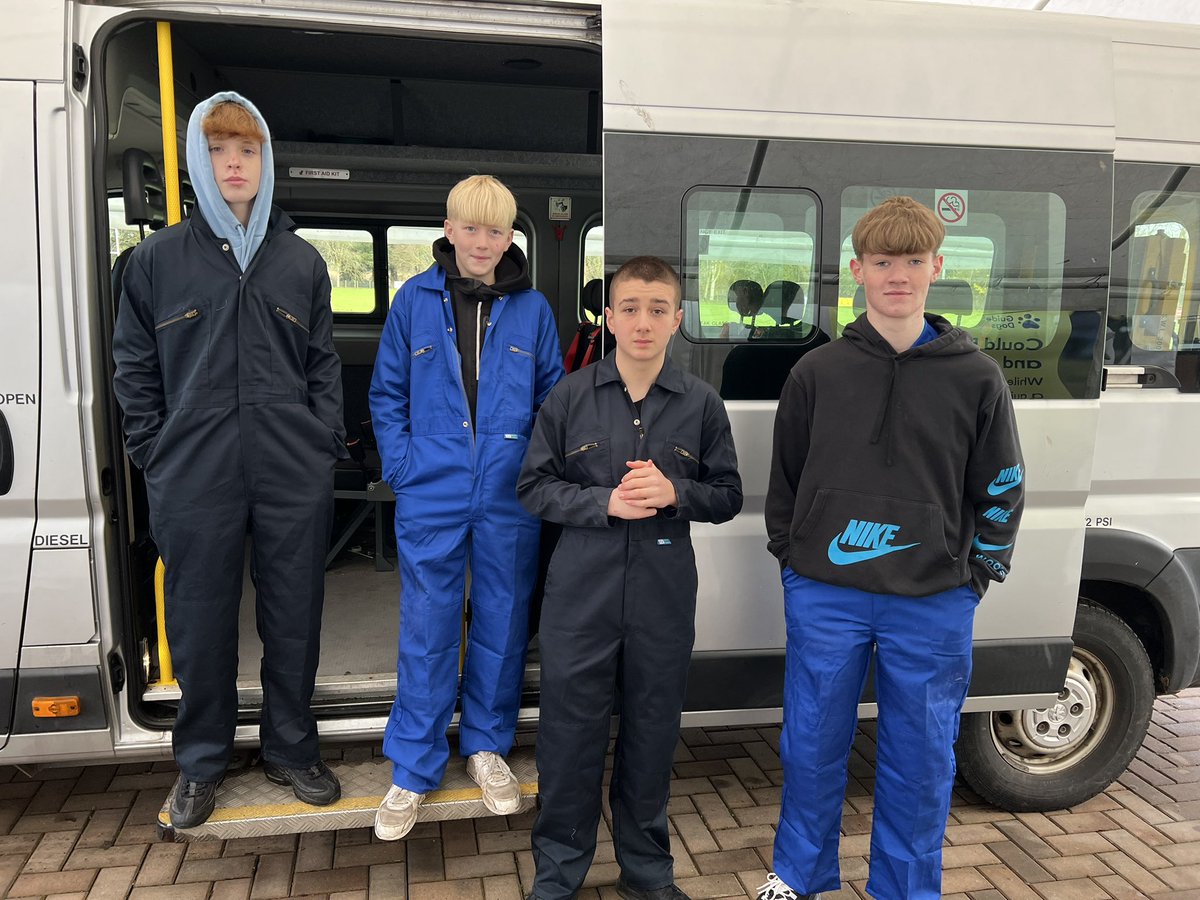 FATech_Ed's tweet photo. #DYWthursdays Some top detailing on the @Foracad minibus today with grime and sludge removed from mechanism tracks and lubricated for smooth operation #NewBoilerSuitDay #MechanicalMaintenance #FORfutures #YoungPersonsGuarantee https://t.co/46B77uRWQM