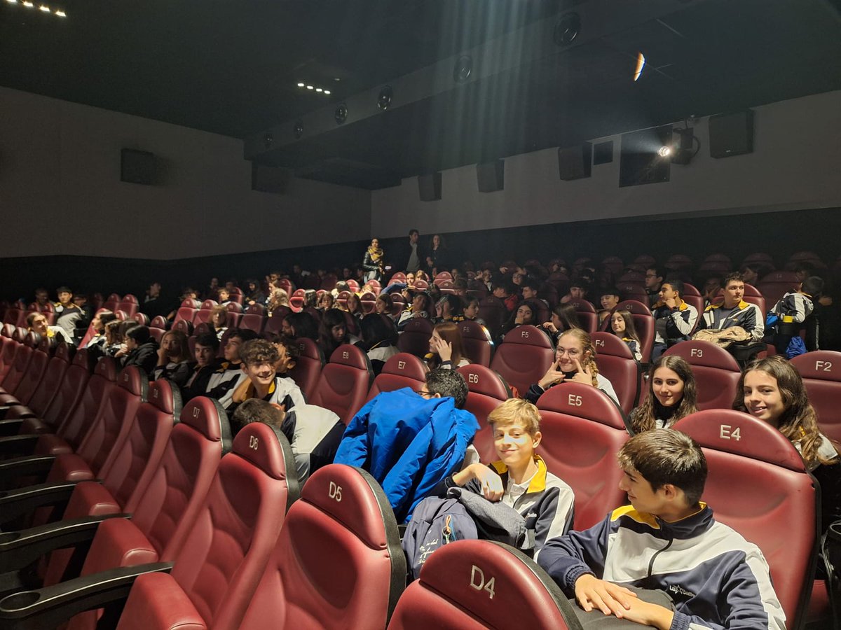 LaSalleInstituc's tweet photo. 3°#ILSA_ESO termina su segunda narrativa #NCALaSalle , #FILA0, con una salida al cine en versión original. Un cierre perfecto para una narrativa muy especial en la que han aprendido a utilizar el pensamiento crítico para analizar materiales audiovisuales. https://t.co/HmsYBPGr9T