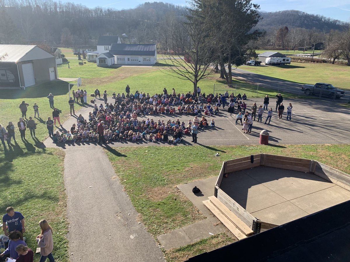 TisEmch's tweet photo. Short line school first ever pumpkin drop!  #wcs #sls #wetzelpride https://t.co/zTaDi4tF50