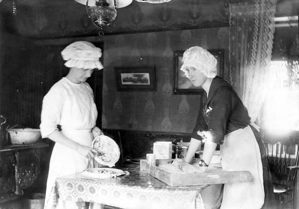 Day 15 of #Museum30 - #Frame! We've shared this photo taken inside the Moon family's farmhouse before, but usually, we're focused on the pie! Take a peek at the wall behind for a couple of framed pictures - we're sure there were many more scattered around the house!