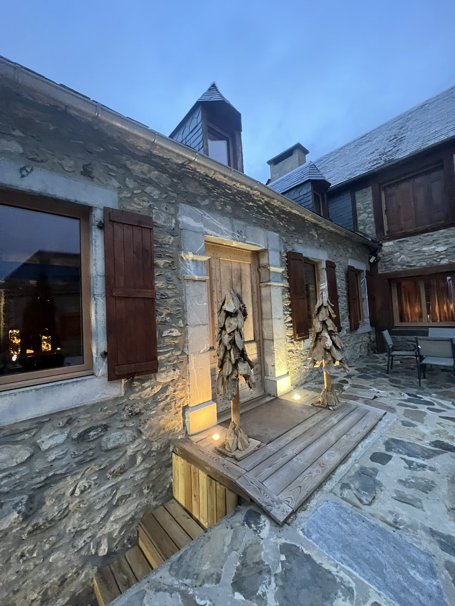corinne_crabe's tweet photo. Un des balcons des vallées d’#aure et du #louron, le village d’#azet renferme de très beaux hébergements touristiques entièrement rénovés. Le Lodge Panoramique en est un. A découvrir ! #pyrenees #chalet https://t.co/dX428Cl6C4