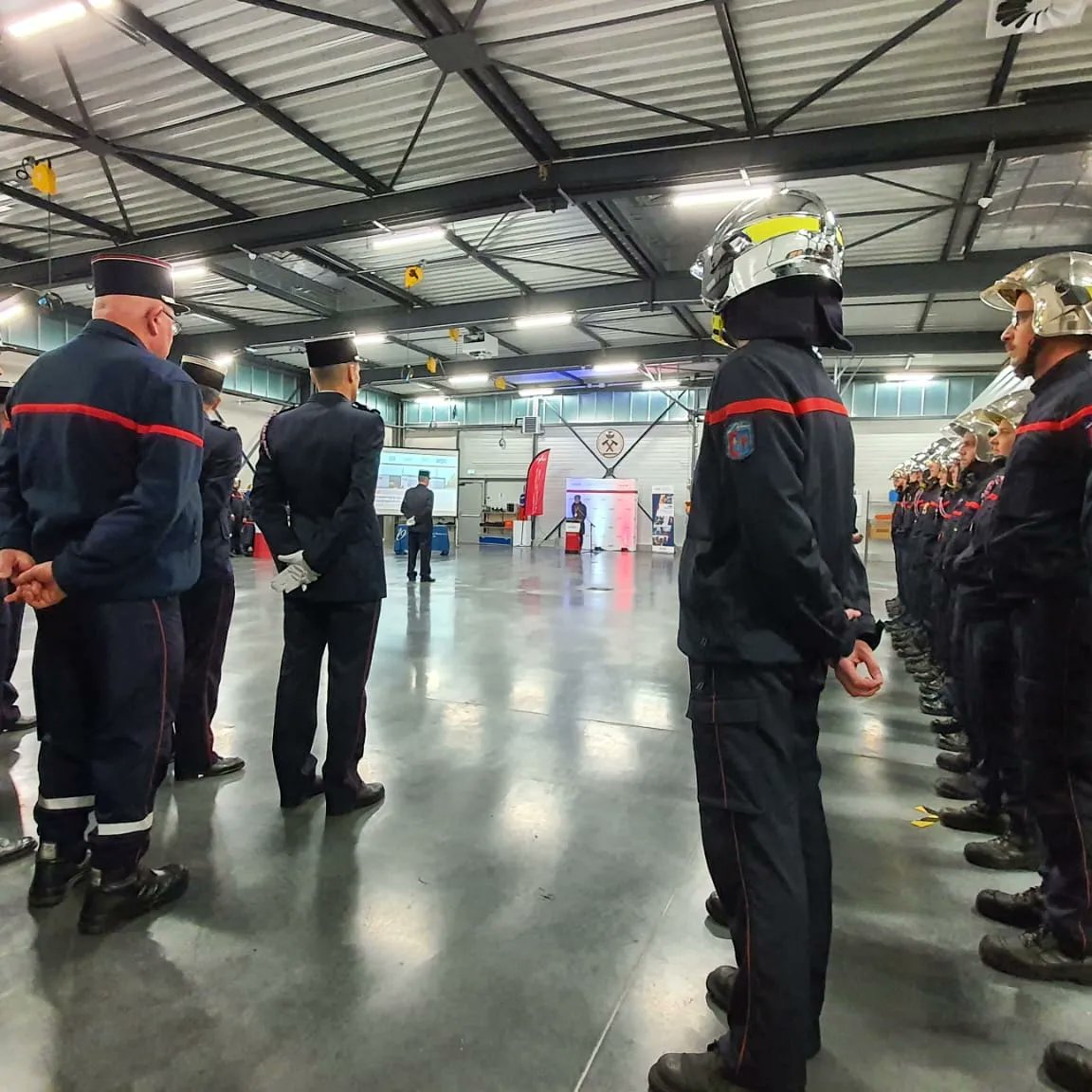 SDIS_49's tweet photo. // 🔴🚒🚨 Inauguration officielle du centre « les 3 Rivières »

Inauguré ce soir, le nouveau centre constitue une réussite aux enjeux de maintenir et de structurer une réponse de proximité, d’un regroupement technique et humain des centres de Tiercé et d’Etriché. https://t.co/ebFeXm8126