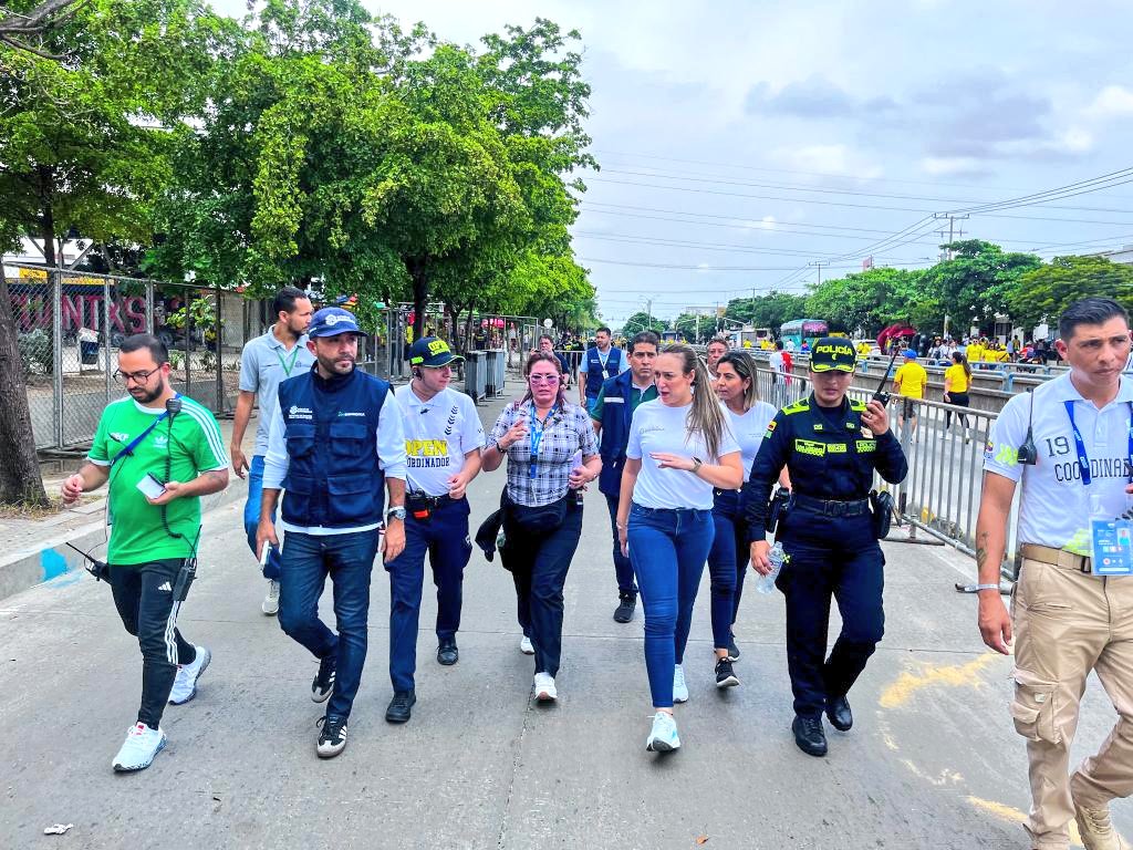 Desde muy temprano trabajamos de manera articulada con <a href="/OfSeguridadBaq/">Oficina Para la Seguridad y Convivencia Ciudadana</a> <a href="/PoliciaBquilla/">Policía Metropolitana de Barranquilla</a> <a href="/SecSaludBAQ/">Secretaría Distrital de Salud</a> <a href="/SecdeportesBAQ/">Sec Deportes BAQ</a> y demás dependencias de <a href="/alcaldiabquilla/">Alcaldía de Barranquilla</a> para garantizar el correcto desarrollo del juego Colombia 🇨🇴⚽🇧🇷 Brasil en el Estadio Metropolitano. <a href="/SecGobiernoBaq/">Secretaría Distrital de Gobierno</a>