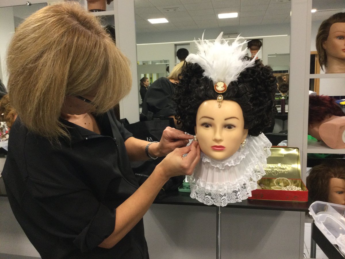 cifpsegovia's tweet photo. Trabajo realizado por alumn@s de 2° curso del Grado Superior de Estilismo y Dirección de Peluquería.
💇♀️❤️💇♂️
#estomola #formaciónprofesional #gradosuperior #segovia #felipeVI #estilismo #peluquería #educaciónpública https://t.co/5GE26x8t2J