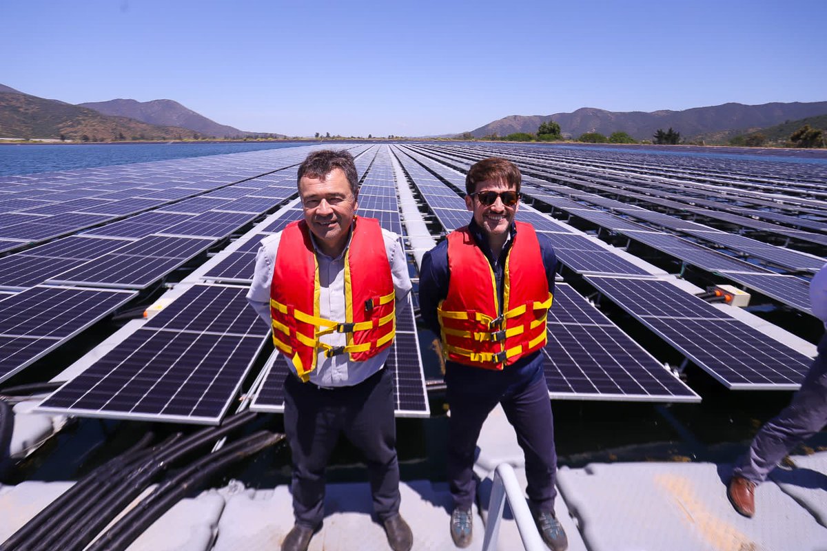 Hoy junto a los ministros de Energía <a href="/DiegoPardow/">Diego Pardow</a> y de Agricultura <a href="/tvalenzuelavt/">Esteban Valenzuela Van Treek</a> participamos en la inauguración de la planta solar flotante más grande del Cono Sur.  Esta iniciativa ubicada en la comuna de Las Cabras, conjuga la actividad agrícola y la generación eléctrica.