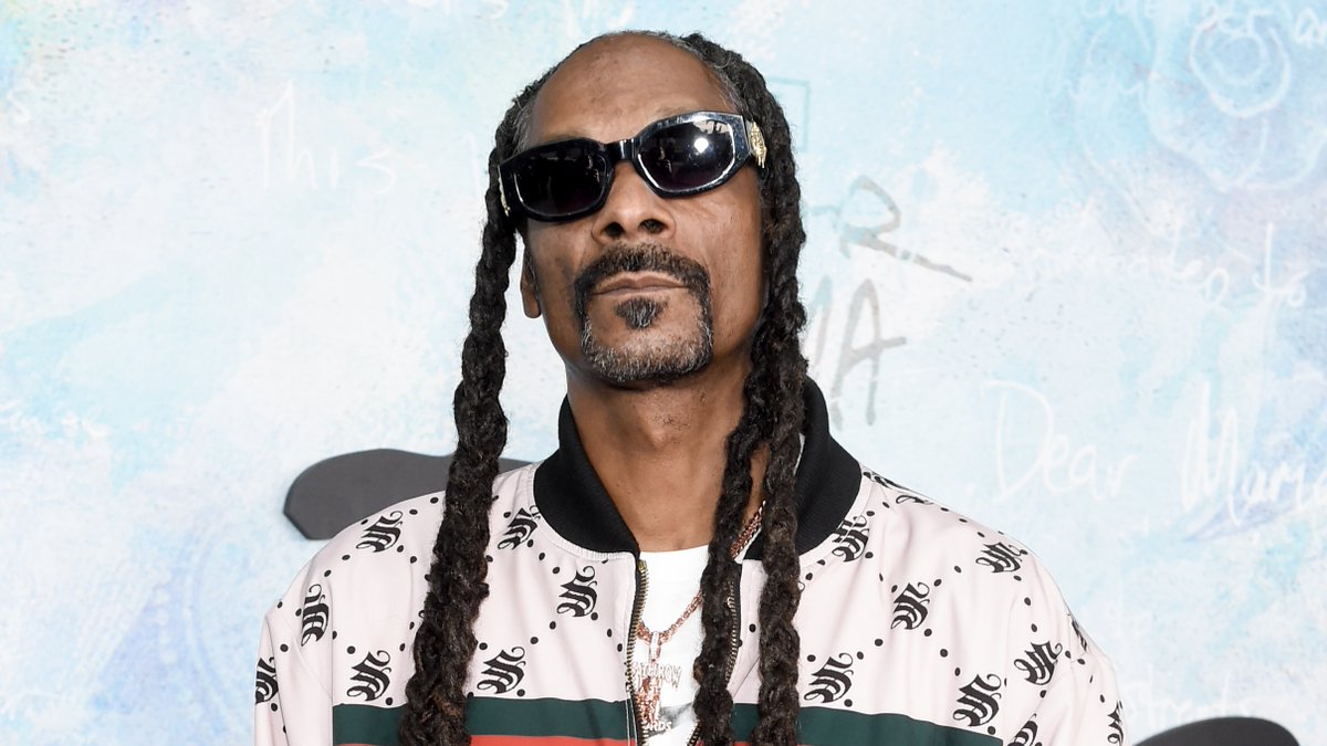 Say whaaaat? Roomies, Snoop Dogg has shared that he's 'giving up smoke.' 👀 Read more: theshaderoom.com/say-what-snoop…