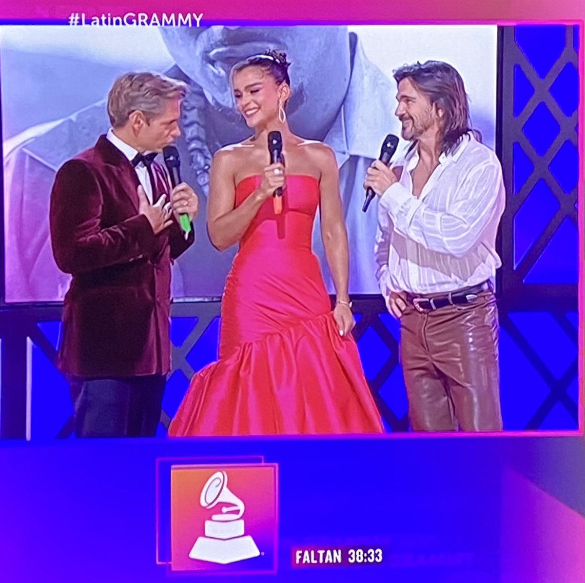 estelait's tweet photo. No me esperaba ver a Juanes  con una camisa que no fuera negra @JUANES #GrammyLatinos #Sevilla https://t.co/jvVipzG7yo