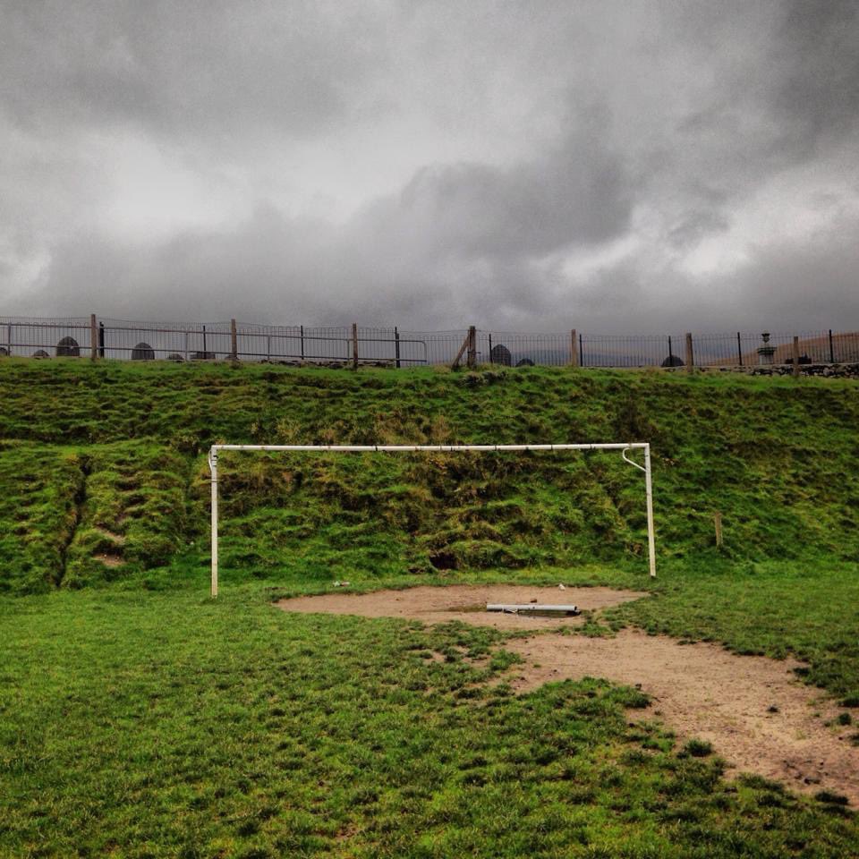 There is a cemetery behind this goal at the old CPD Deiniolen ground. It’s known as “The Dead End”. #groundhopping