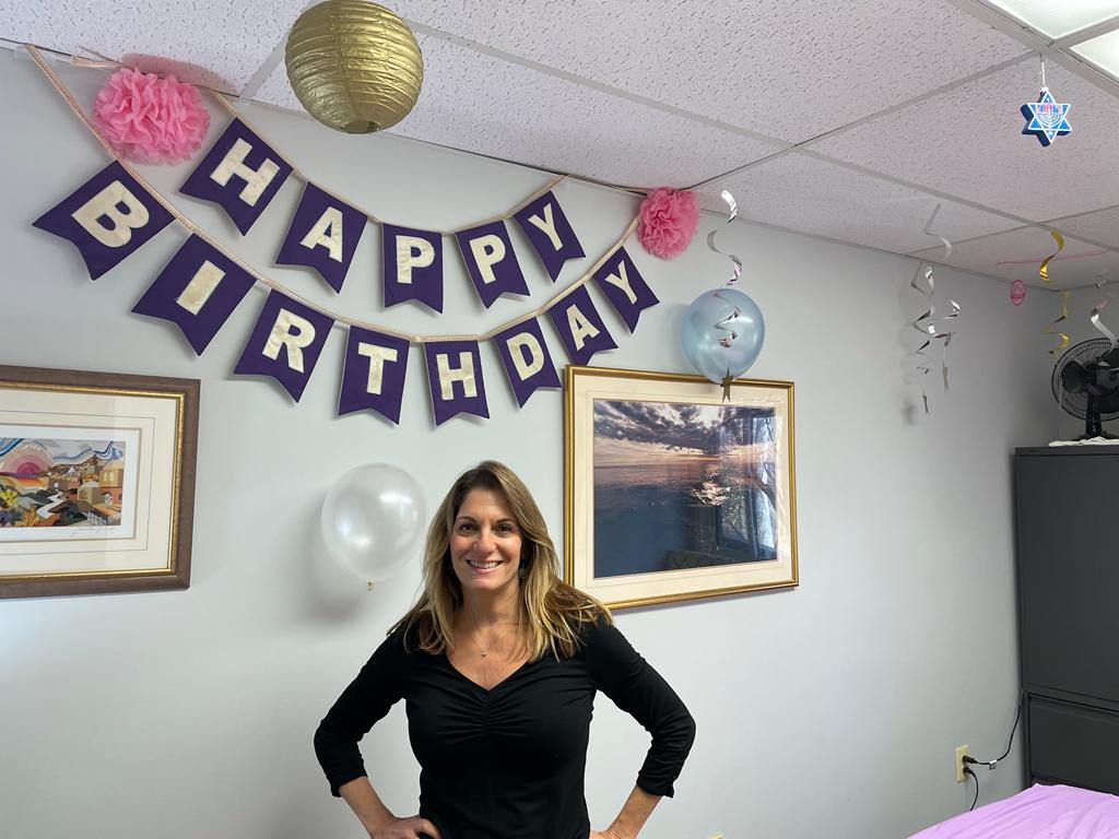 klein_ipt's tweet photo. Celebrating Anne's birthday at our Virginia Office! 
#TeamWork #BirthdayCelebration #PhysicalTherapyFamily #TherapyJourney #ManualTherapy #manualtherapy #physicaltherapytips #chronicpain #manualtherapytechniques #physicaltherapy #physicaltherapyusa #happybirthday https://t.co/xaVHWJnwLv