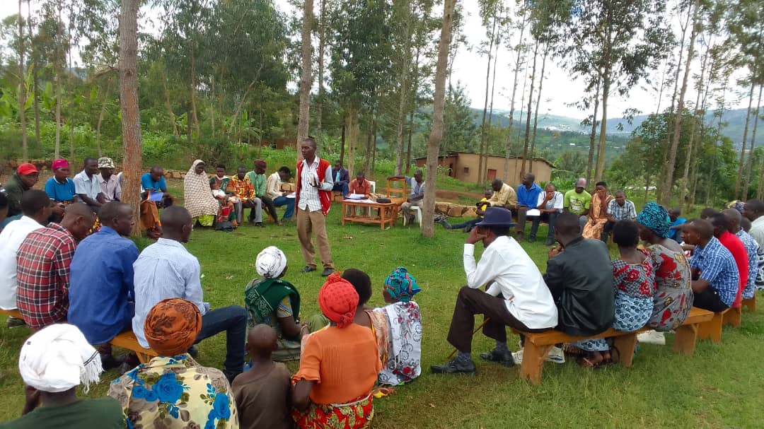 RugMatunguru's tweet photo. Amahugurwa y'Umuryango #FPRINKOTANYI,muri #MatunguruCell yakorewe ku rwego rw'Akagari aho hahuguwe Abanyamuryango bazatanga ibiganiro bishingiye ku gutoranya ibyifuzo by'abanyamuryango ku rwego rw'umudugudu bizashingirwaho muri Manifesto y'Umuryango.#FPRINKOTANYI @GatsDistrict5 https://t.co/BPGO8F2QfX