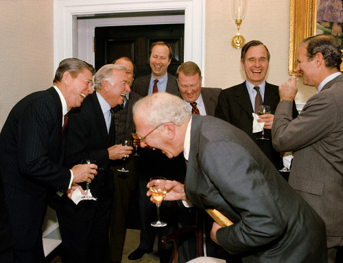 En el acto de Milei cantan "la casta tiene miedo" 

Sube Patricia Bullrich al escenario para hablar, 2 veces ministra, 5 partidos políticos los últimos 30 años.