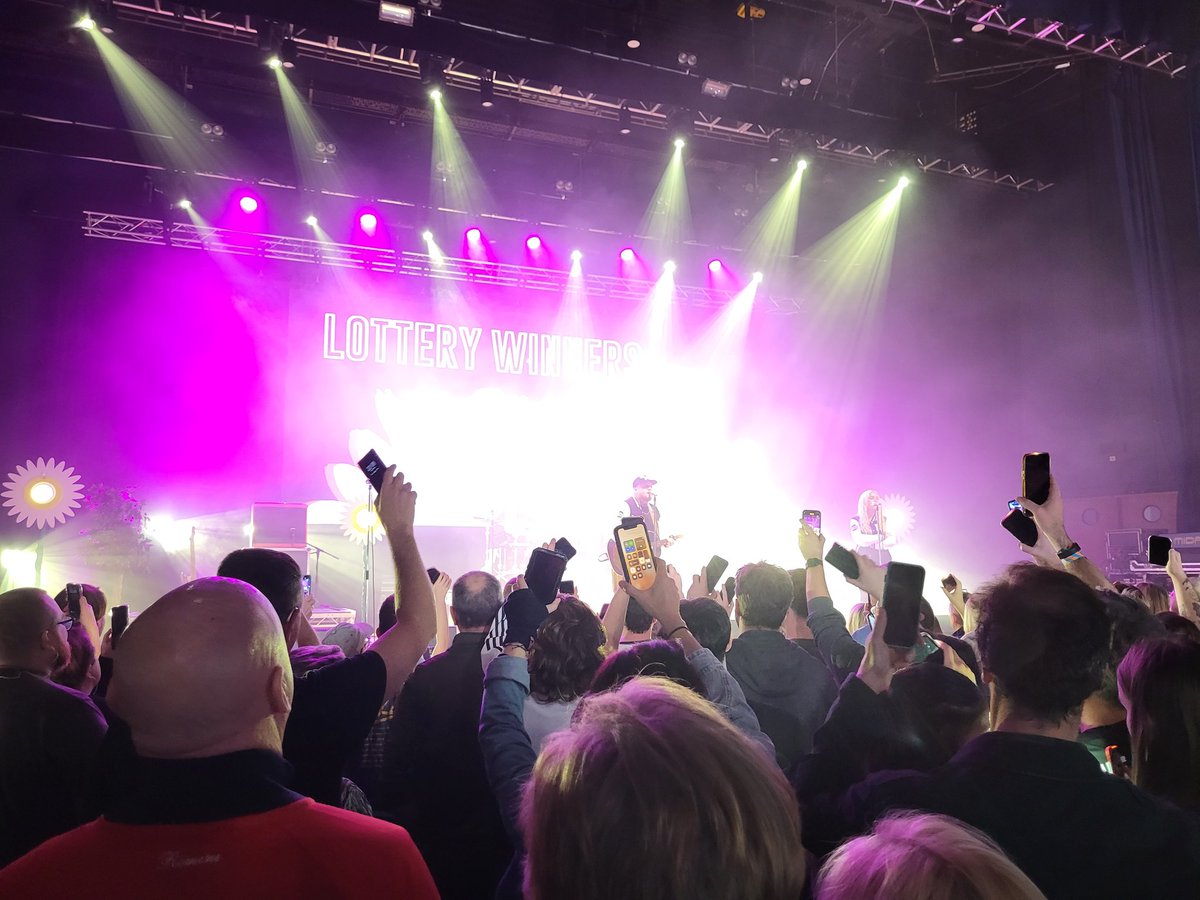 Andyc1966's tweet photo. Thank you so much for a fab night @LotteryWinners so much love in the room for you guys tonight in Pompey. @babzstu @karenmarsh00 &amp; Mrs B xx https://t.co/0R8rc70P8l