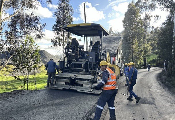 ICCUGOB's tweet photo. #AsíVaElPlan500 en la vía Ubaté - Lenguazaque - Guachetá | Avanzamos con la instalación de acero para la construcción de cunetas, demarcación de la vía y compactación de mezcla asfáltica. 
¡Con el #Plan500 construimos una mejor conectividad vial para Cundinamarca! https://t.co/ofzqh3tlSO