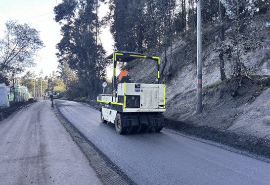 ICCUGOB's tweet photo. #AsíVaElPlan500 en la vía Ubaté - Lenguazaque - Guachetá | Avanzamos con la instalación de acero para la construcción de cunetas, demarcación de la vía y compactación de mezcla asfáltica. 
¡Con el #Plan500 construimos una mejor conectividad vial para Cundinamarca! https://t.co/ofzqh3tlSO