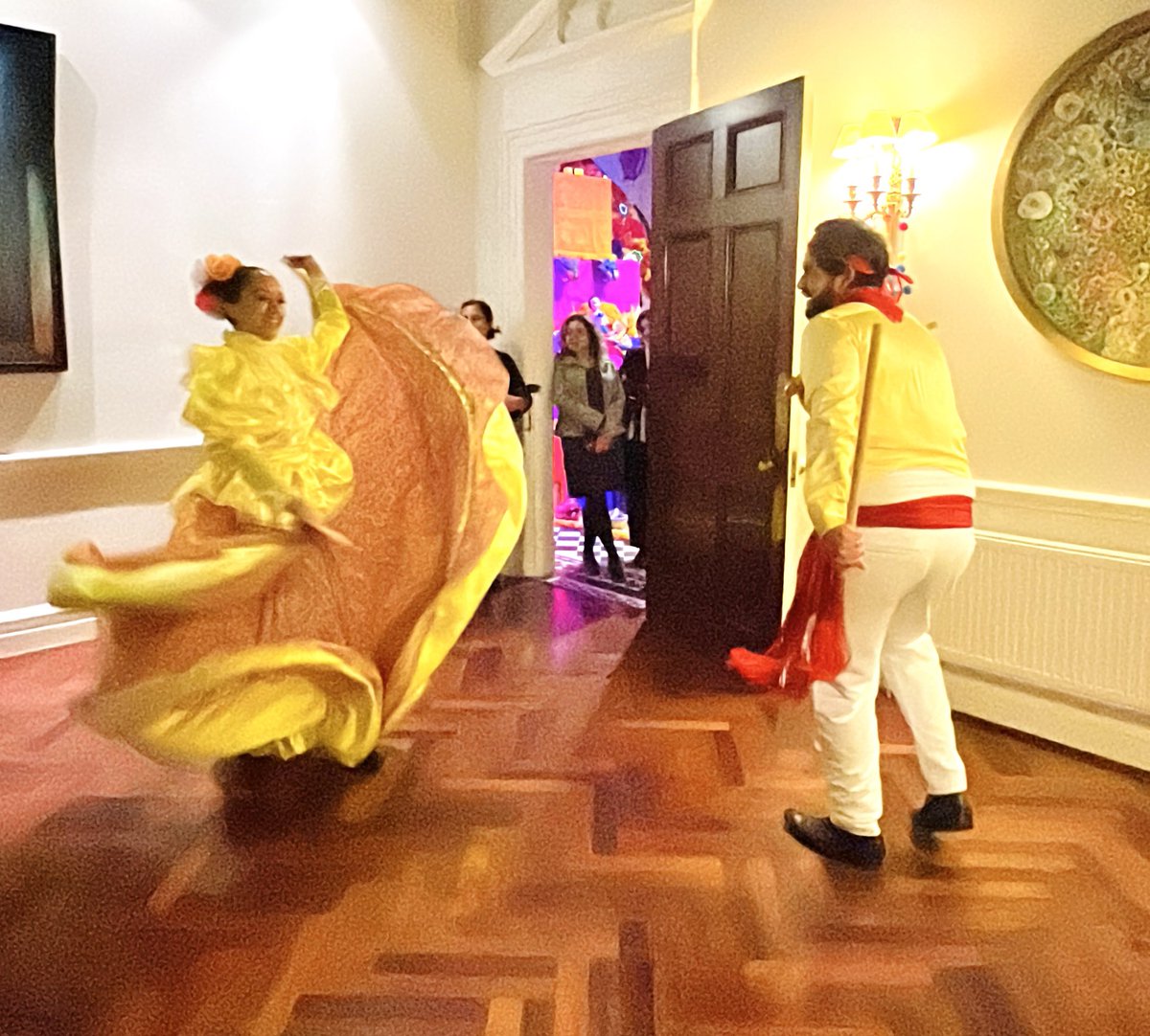 MestizoFolklore's tweet photo. Gracias por la invitación @Embamexru y a la Embajadora @josefagbom al bonito evento privado.  Mostrando nuestro #Folkore de #Nayarit y #Jalisco
🇲🇽🇬🇧🎶🇲🇽🇬🇧🎶 en #Londres https://t.co/02PjXTASMD