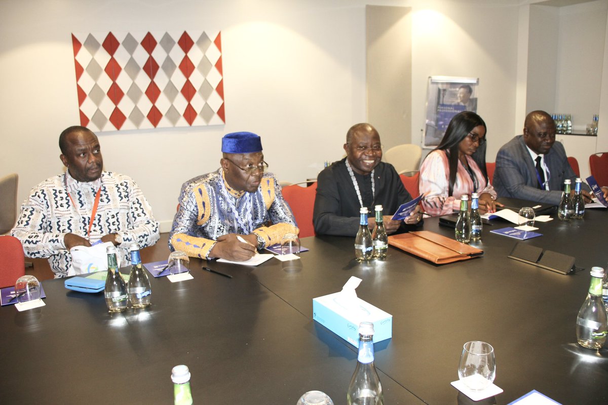 RwandaLocalGov's tweet image. On the sidelines of #CLGC2023, Minister @JCMusabyimana also met with Hon. Georges Elanga Obam, Minister of Decentralisation and Local Gov’t in Cameroon and his delegation.

They exchanged on decentralisation implementation framework, Rwanda&apos;s decentralisaton levels, LG autonomy…