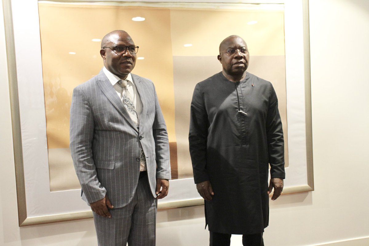 RwandaLocalGov's tweet image. On the sidelines of #CLGC2023, Minister @JCMusabyimana also met with Hon. Georges Elanga Obam, Minister of Decentralisation and Local Gov’t in Cameroon and his delegation.

They exchanged on decentralisation implementation framework, Rwanda&apos;s decentralisaton levels, LG autonomy…
